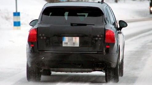 Het is even stil geweest rondom de Porsche Cayenne. De ontwikkeling van de nieuwe generatie gaat echter stug door. Begin 2010 wordt hij definitief onthuld, maar voordat het zover is hebben we 'm al in