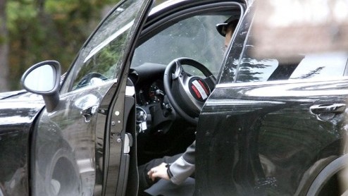 Het is even stil geweest rondom de Porsche Cayenne. De ontwikkeling van de nieuwe generatie gaat echter stug door. Begin 2010 wordt hij definitief onthuld, maar voordat het zover is hebben we 'm al in