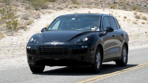 De nieuwe Porsche Cayenne werd opnieuw gesnapt. We wisten al dat deze opvolger kleiner zal worden dan de huidige generatie. Opmerkelijk, maar wel te begrijpen. Door zuiniger exemplaren ontwikkelen maa