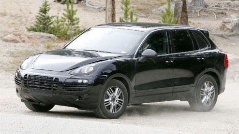 Het is even stil geweest rondom de Porsche Cayenne. De ontwikkeling van de nieuwe generatie gaat echter stug door. Naast nieuwe beelden van het exterieur kunnen we ook een eerste blik werpen binnenin