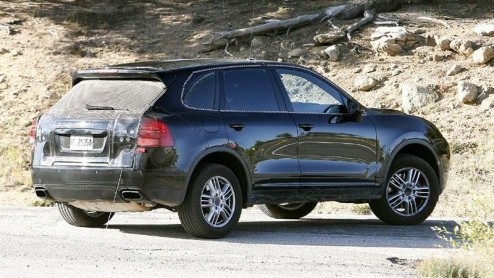 Het is even stil geweest rondom de Porsche Cayenne. De ontwikkeling van de nieuwe generatie gaat echter stug door. Naast nieuwe beelden van het exterieur kunnen we ook een eerste blik werpen binnenin