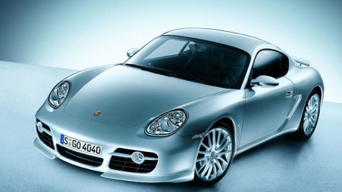 Porsche vond het nodig om de Cayman een wat sportiever en meer dynamisch uiterlijk te geven. En dat doen ze door wat extra spoilers te monteren.