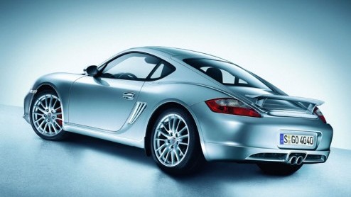 Porsche vond het nodig om de Cayman een wat sportiever en meer dynamisch uiterlijk te geven. En dat doen ze door wat extra spoilers te monteren.