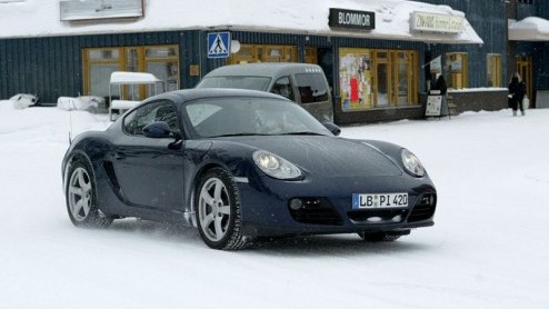Hier zijn fotos van de nieuwste facelift voor de Boxster en de Cayman. Nu al een facelift? Ja, maar de autos zullen waarschijnlijk pas in 2008 bij de dealers te vinden zijn.