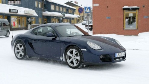Hier zijn fotos van de nieuwste facelift voor de Boxster en de Cayman. Nu al een facelift? Ja, maar de autos zullen waarschijnlijk pas in 2008 bij de dealers te vinden zijn.