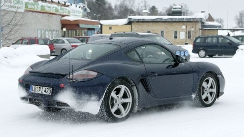 Hier zijn fotos van de nieuwste facelift voor de Boxster en de Cayman. Nu al een facelift? Ja, maar de autos zullen waarschijnlijk pas in 2008 bij de dealers te vinden zijn.