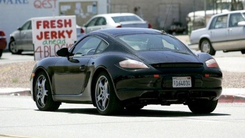 Nog meer spionage rond Porsche. Zowel voor de Cayman als de Boxter kunnen we een lichte opfrisser tegemoet zien. Beide sportwagens werden gespot in de Noord-Amerikaanse woestijn.