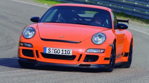 Porsche heeft de misschien wel puurste Porsche nog puurder gemaakt. De GT3 is er namelijk nu ook als RS versie en Porsche fanaten weten wat er dan gebeurt: Nog lichter, nog sneller