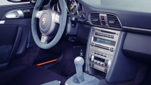 Porsche heeft de misschien wel puurste Porsche nog puurder gemaakt. De GT3 is er namelijk nu ook als RS versie en Porsche fanaten weten wat er dan gebeurt: Nog lichter, nog sneller