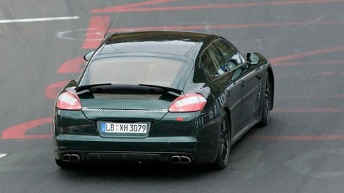 Het blijft al een aardige tijd mysterieus rond de Porsche Panamera. Toch is het niet moeilijk deze vierdeurs coup op te merken, getuige deze beelden die zijn genomen rond de Nurburgring. De officile