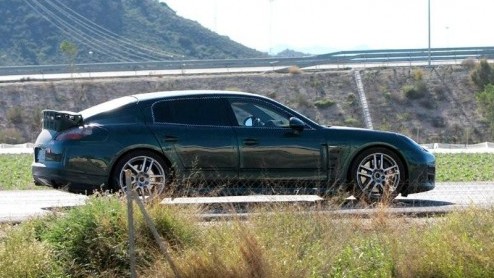 Nog steeds een publiek geheim is de Porsche Panamera. De nieuwe zet van het merk in de vorm van een vierdeurscoup houdt de gemoederen al een tijd bezig en werd onlangs opnieuw verhuld gesignaleerd.