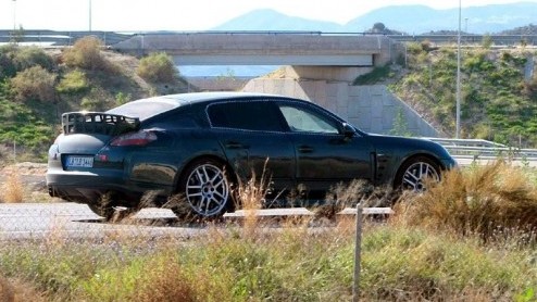 Nog steeds een publiek geheim is de Porsche Panamera. De nieuwe zet van het merk in de vorm van een vierdeurscoup houdt de gemoederen al een tijd bezig en werd onlangs opnieuw verhuld gesignaleerd.