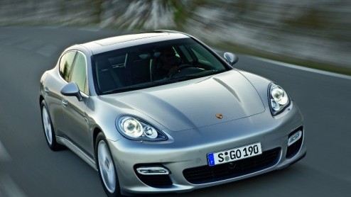In aanloop naar de onthulling beginnen verdere details omtrent de Porsche Panamera bekend te worden.Deze bijna vijf meter lange Zuffenhauser gaat strikt genomen als hatchback door het leven en het lev