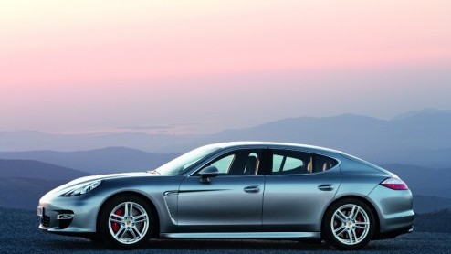 In aanloop naar de onthulling beginnen verdere details omtrent de Porsche Panamera bekend te worden.Deze bijna vijf meter lange Zuffenhauser gaat strikt genomen als hatchback door het leven en het lev