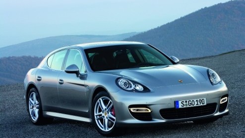 In aanloop naar de onthulling beginnen verdere details omtrent de Porsche Panamera bekend te worden.Deze bijna vijf meter lange Zuffenhauser gaat strikt genomen als hatchback door het leven en het lev