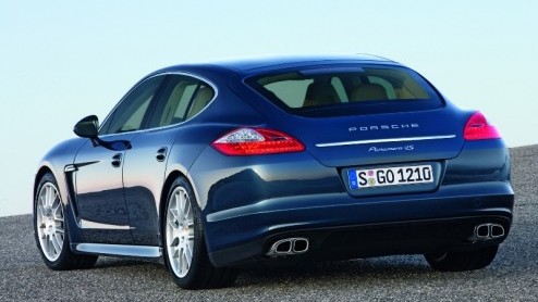 In aanloop naar de onthulling beginnen verdere details omtrent de Porsche Panamera bekend te worden.Deze bijna vijf meter lange Zuffenhauser gaat strikt genomen als hatchback door het leven en het lev