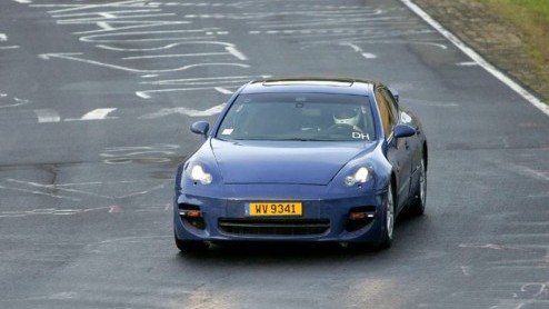Het is al een tijd bekend dat Porsche aan het werken is aan een soort van super sedan. Wederom zijn er nieuwe fotos van het model verschenen, die laten zien dat de Duitsers flink aan het testen zijn 