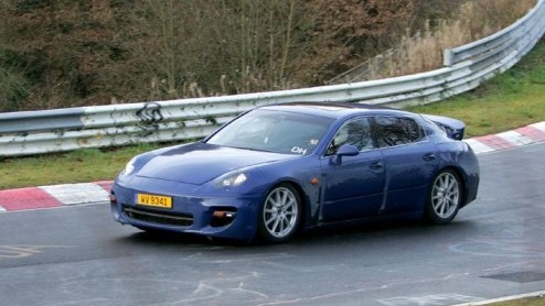 Het is al een tijd bekend dat Porsche aan het werken is aan een soort van super sedan. Wederom zijn er nieuwe fotos van het model verschenen, die laten zien dat de Duitsers flink aan het testen zijn 