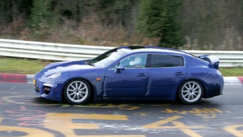 Het is al een tijd bekend dat Porsche aan het werken is aan een soort van super sedan. Wederom zijn er nieuwe fotos van het model verschenen, die laten zien dat de Duitsers flink aan het testen zijn 