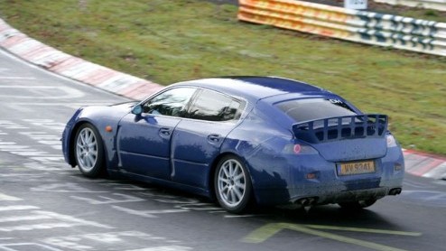 Het is al een tijd bekend dat Porsche aan het werken is aan een soort van super sedan. Wederom zijn er nieuwe fotos van het model verschenen, die laten zien dat de Duitsers flink aan het testen zijn 