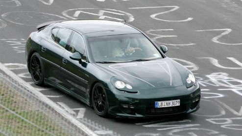 Het blijft al een aardige tijd mysterieus rond de Porsche Panamera. Toch is het niet moeilijk deze vierdeurs coup op te merken, getuige deze beelden die zijn genomen rond de Nurburgring. De officile