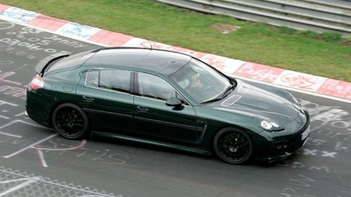 Het blijft al een aardige tijd mysterieus rond de Porsche Panamera. Toch is het niet moeilijk deze vierdeurs coup op te merken, getuige deze beelden die zijn genomen rond de Nurburgring. De officile