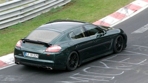Het blijft al een aardige tijd mysterieus rond de Porsche Panamera. Toch is het niet moeilijk deze vierdeurs coup op te merken, getuige deze beelden die zijn genomen rond de Nurburgring. De officile