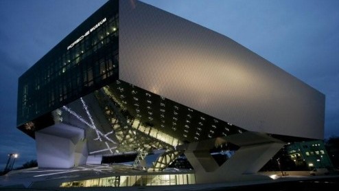 Porsche-liefhebbers opgelet! Nog voor het eind van deze maand worden de deuren van het nieuwe Porsche museum in Stuttgart geopend voor het publiek. Naast de bijzondere architectuur van het gebouw is n