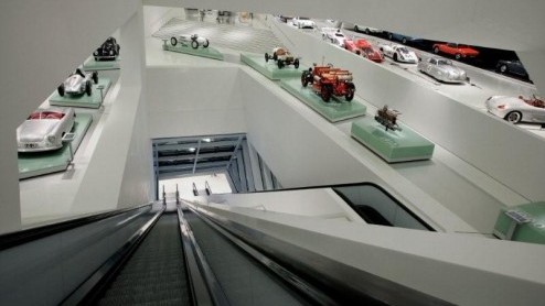 Porsche-liefhebbers opgelet! Nog voor het eind van deze maand worden de deuren van het nieuwe Porsche museum in Stuttgart geopend voor het publiek. Naast de bijzondere architectuur van het gebouw is n