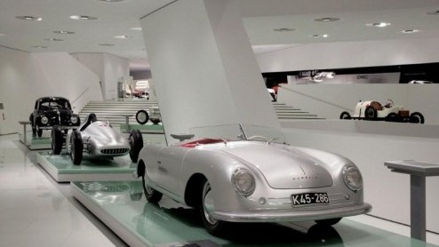 Porsche-liefhebbers opgelet! Nog voor het eind van deze maand worden de deuren van het nieuwe Porsche museum in Stuttgart geopend voor het publiek. Naast de bijzondere architectuur van het gebouw is n