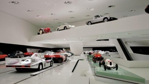 Porsche-liefhebbers opgelet! Nog voor het eind van deze maand worden de deuren van het nieuwe Porsche museum in Stuttgart geopend voor het publiek. Naast de bijzondere architectuur van het gebouw is n