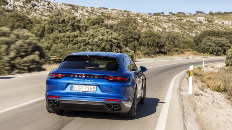 De Porsche stand op de LA Motor Show 2017 biedt maar liefst vier wereldprimeurs: 718 Boxster en Cayman GTS, 911 Carrera T en Panamera E-Hybrid Sport Turismo