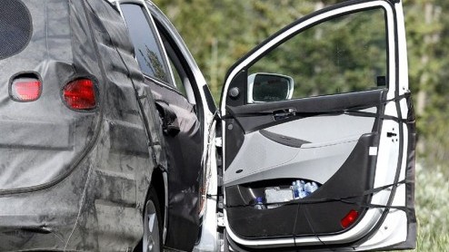 Hyundai gaat opnieuw de ruimte in, en wel met de Portico. Deze ruime crossover staat gepland voor 2010 en hier zijn de eerste fotos. Update: nieuwe foto's tonen Portico meer in vorm.
