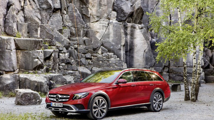 Mercedes-Benz heeft de prijzen bekendgemaakt van de E-Klasse All-Terrain. De E-Klasse voor naast de weg is per direct te bestellen vanaf 75.225 euro.