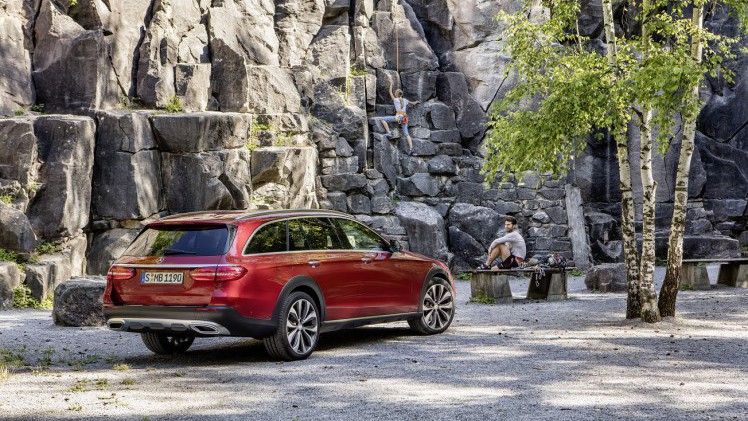 Mercedes-Benz heeft de prijzen bekendgemaakt van de E-Klasse All-Terrain. De E-Klasse voor naast de weg is per direct te bestellen vanaf 75.225 euro.