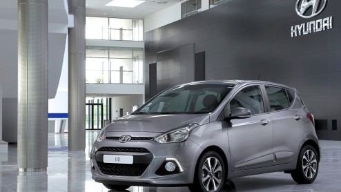 Vandaag en morgen voelt collega Mark de nieuwe Hyundai i10 aan de tand. Hij heeft inmiddels de hand weten te leggen op de prijslijst. De nieuwe i10 is te koop vanaf 9.995 euro.