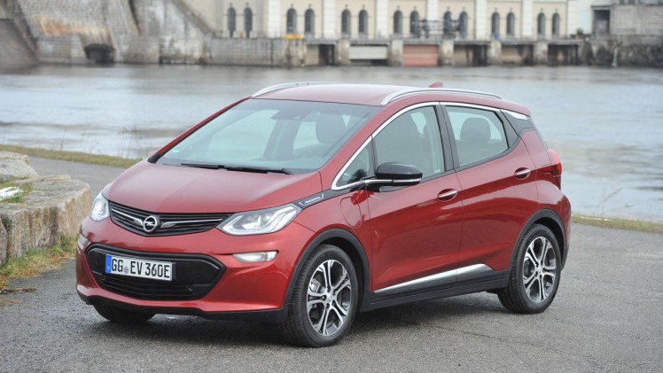 Opel moet sinds de wisseling van eigenaar de Ampera-e extern inkopen en dat brengt een forse prijsstijging met zich mee.