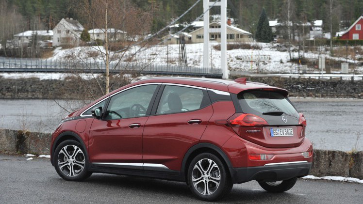 Opel moet sinds de wisseling van eigenaar de Ampera-e extern inkopen en dat brengt een forse prijsstijging met zich mee.