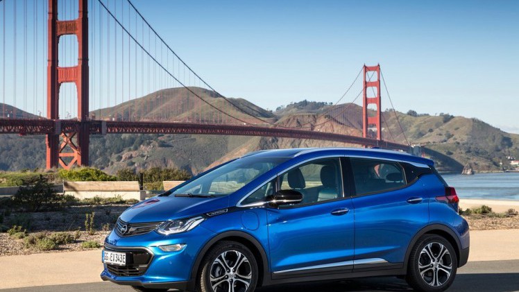 Opel heeft de prijzen van de Ampera-e bekendgemaakt. Die beginnen bij 40.995 euro. Verder is er een speciaal introductiemodel. Deze zomer komt de auto in de showroom te staan.