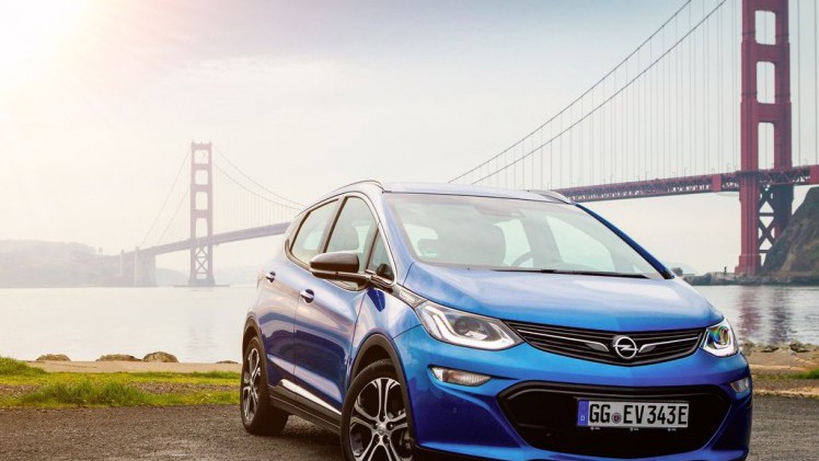 Opel heeft de prijzen van de Ampera-e bekendgemaakt. Die beginnen bij 40.995 euro. Verder is er een speciaal introductiemodel. Deze zomer komt de auto in de showroom te staan.