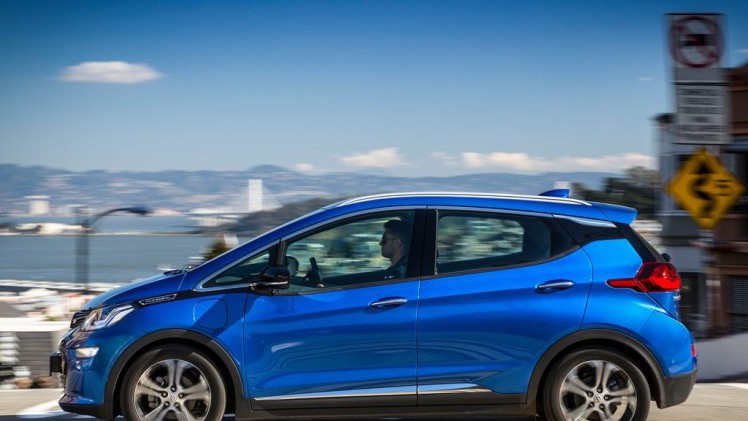 Opel heeft de prijzen van de Ampera-e bekendgemaakt. Die beginnen bij 40.995 euro. Verder is er een speciaal introductiemodel. Deze zomer komt de auto in de showroom te staan.