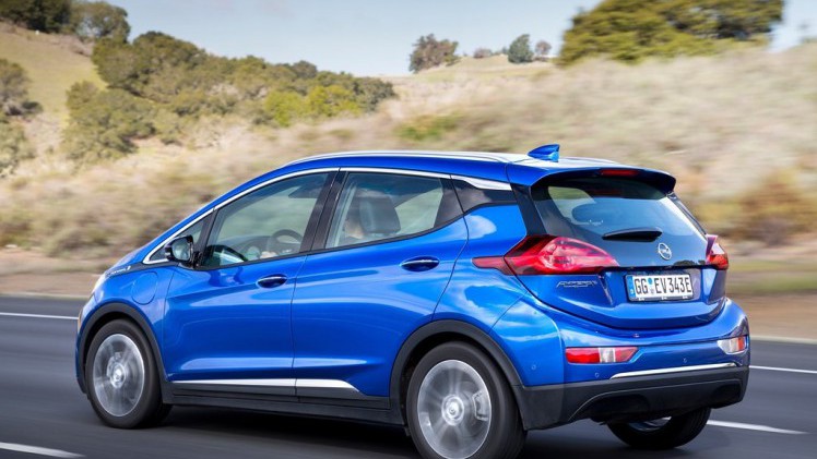 Opel heeft de prijzen van de Ampera-e bekendgemaakt. Die beginnen bij 40.995 euro. Verder is er een speciaal introductiemodel. Deze zomer komt de auto in de showroom te staan.