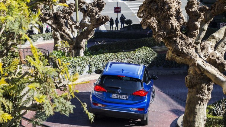 Opel heeft de prijzen van de Ampera-e bekendgemaakt. Die beginnen bij 40.995 euro. Verder is er een speciaal introductiemodel. Deze zomer komt de auto in de showroom te staan.