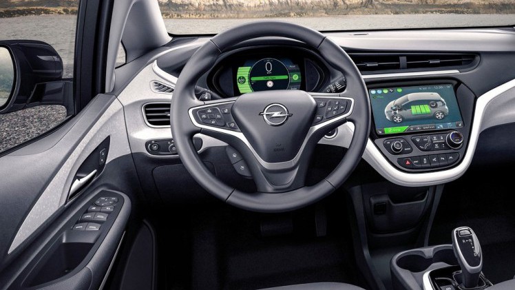 Opel heeft de prijzen van de Ampera-e bekendgemaakt. Die beginnen bij 40.995 euro. Verder is er een speciaal introductiemodel. Deze zomer komt de auto in de showroom te staan.