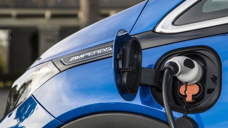 Opel heeft de prijzen van de Ampera-e bekendgemaakt. Die beginnen bij 40.995 euro. Verder is er een speciaal introductiemodel. Deze zomer komt de auto in de showroom te staan.