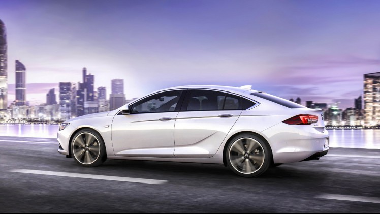 Opel heeft nu de prijzen bekendgemaakt van haar nieuwe vlaggenschip: de Insignia. Ook de standaarduitrusting en het motorenaanbod zijn nu definitief bekend.
