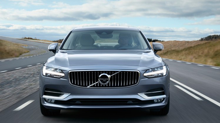 Prijzen en uitvoeringen nieuwe Volvo S90 nu bekend. De S90 T5 en T6 hebben standaard een automaat, de D3 en D4 standaard handgeschakeld. De uitvoeringen variren van Kinetic, Momentum tot Inscription.