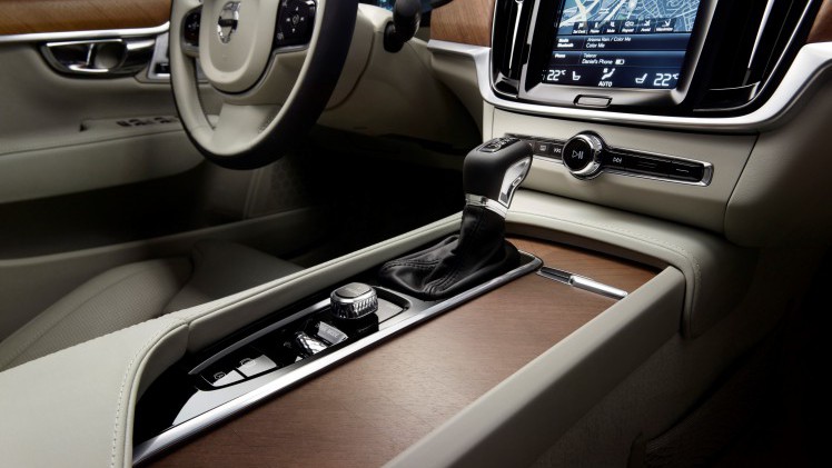 Prijzen en uitvoeringen nieuwe Volvo S90 nu bekend. De S90 T5 en T6 hebben standaard een automaat, de D3 en D4 standaard handgeschakeld. De uitvoeringen variren van Kinetic, Momentum tot Inscription.