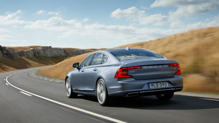 Prijzen en uitvoeringen nieuwe Volvo S90 nu bekend. De S90 T5 en T6 hebben standaard een automaat, de D3 en D4 standaard handgeschakeld. De uitvoeringen variren van Kinetic, Momentum tot Inscription.