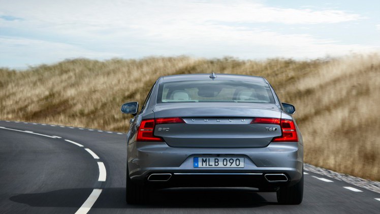 Prijzen en uitvoeringen nieuwe Volvo S90 nu bekend. De S90 T5 en T6 hebben standaard een automaat, de D3 en D4 standaard handgeschakeld. De uitvoeringen variren van Kinetic, Momentum tot Inscription.